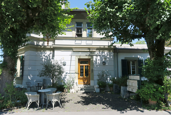 das alte pförtnerhaus des schosshaldenfriedhofs an der ostermundigenstrasse