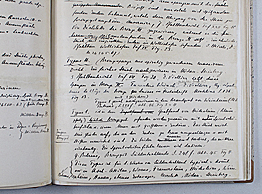 Handschrift nach Abnahme der Selbstklebestreifen, Herauslösen von Klebstoffresten und Verfärbungen, Neuschliessen des Risses