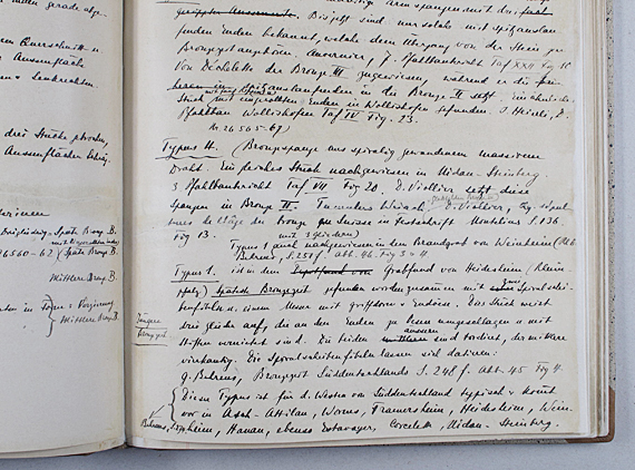 Handschrift nach Abnahme der Selbstklebestreifen, Herauslösen von Klebstoffresten und Verfärbungen, Neuschliessen des Risses